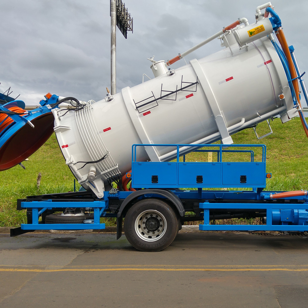 Equipamento de sucção e hidrojateamento para limpeza de fossas, redes de esgoto e limpezas industriais em geral. Bomba de vácuo capaz de sugar quaisquer resíduos líquidos ou pastosos, e bomba de hidrojato para desentupimentos/desobstruções das mais variadas tubulações e galerias.