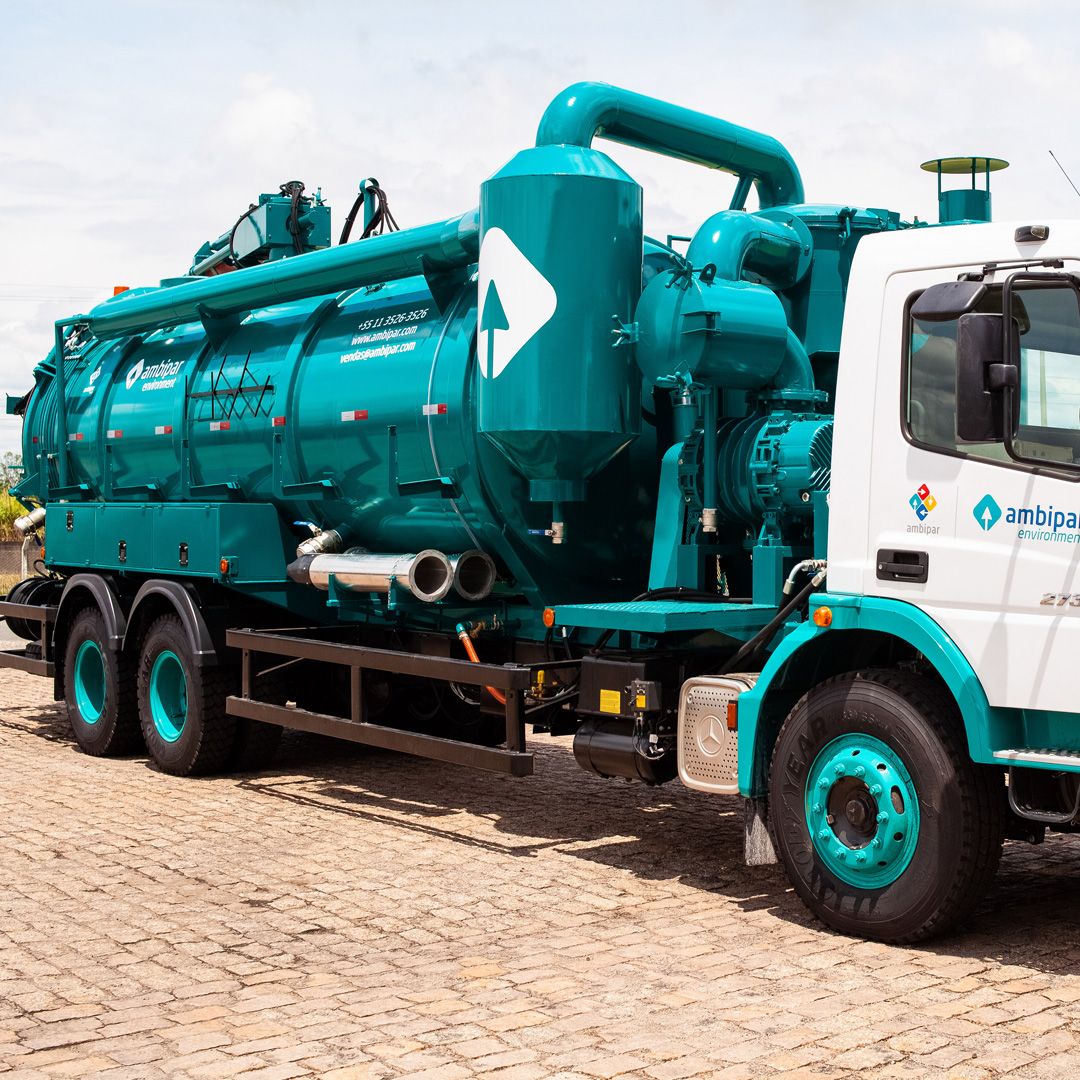 Equipamento de alta sucção e hidrojateamento com soprador de lóbulos para sucção com alta capacidade de deslocamento de ar e pressão negativa, bomba de hidrojato para serviços de limpezas e desobstrução.
