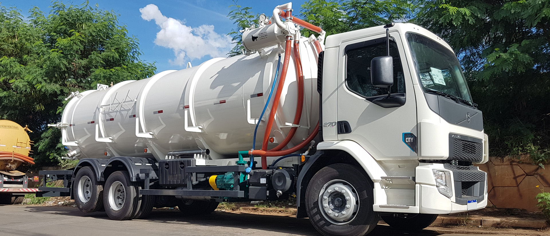Equipamento de sucção para limpeza de fossas, redes de esgoto e limpezas industriais em geral. Bomba de vácuo anel líquido capaz de sugar quaisquer resíduos líquidos ou pastosos. Com opcional de basculamento do tanque e tampa traseira.