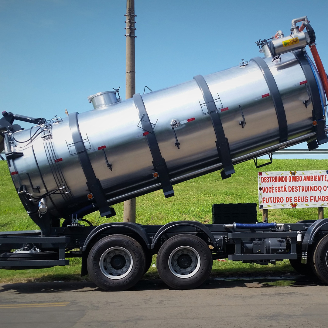 Equipamento de sucção para limpeza de fossas, redes de esgoto e limpezas industriais em geral. Bomba de vácuo anel líquido capaz de sugar quaisquer resíduos líquidos ou pastosos. Com opcional de basculamento do tanque e tampa traseira.