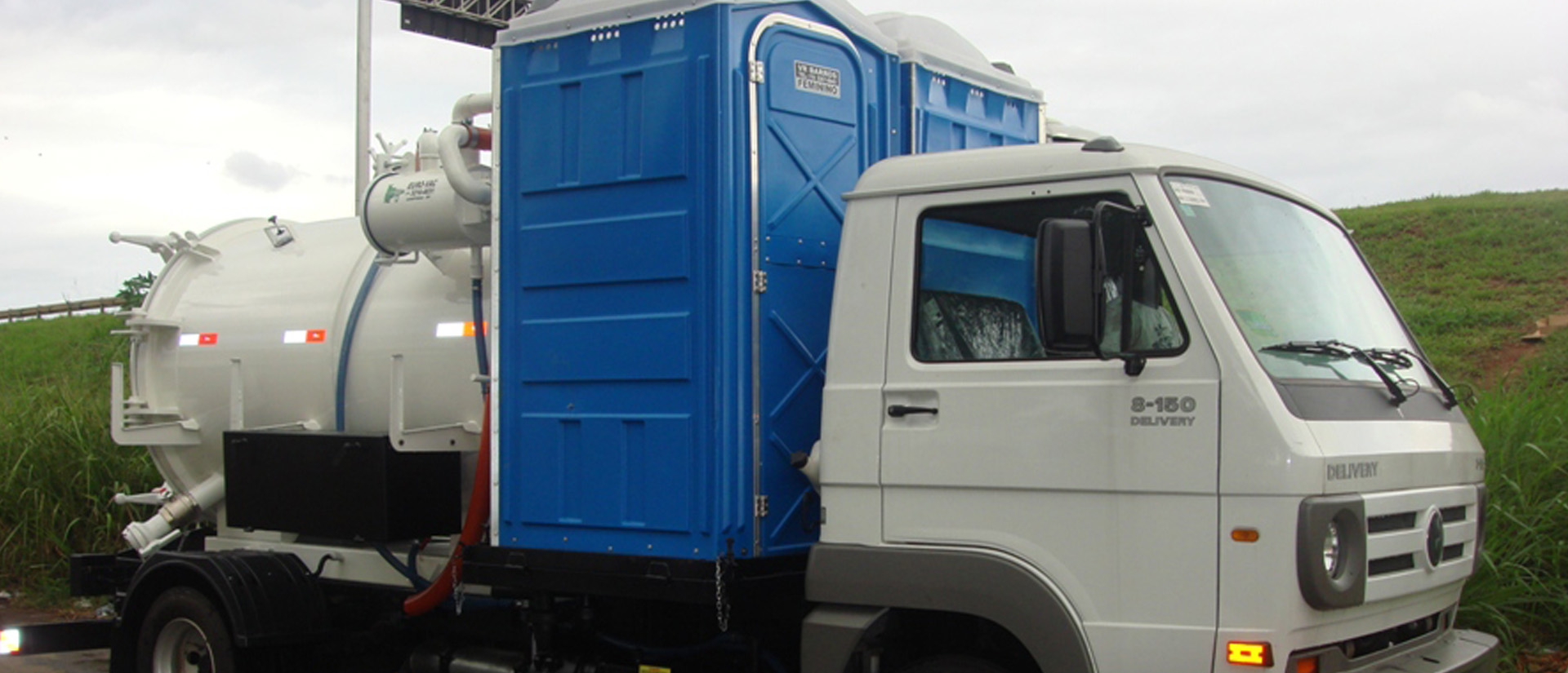 Equipamento de sucção especializado em limpeza de banheiros químicos. Conta com bomba de vácuo para sucção, bomba d’água para lavagem dos banheiros e opcional de plataformas para transporte dos banheiros.